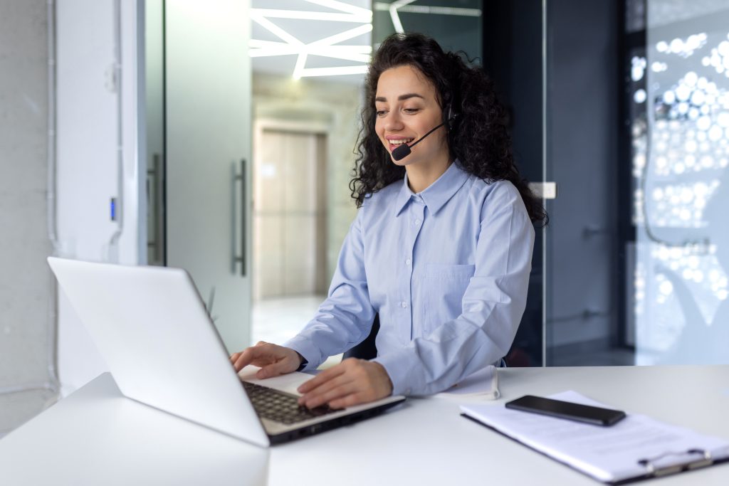 Speech de ventas ejemplos de venta telefónica, mujer prepara su discurso de ventas en una computadora